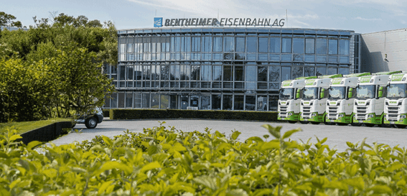Firmenzentrale der Bentheimer Eisenbahn AG im Grünen mit Lkw-Flotte der Güterkraftverkehrssparte