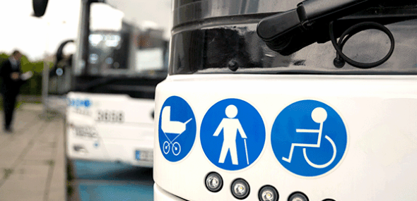 Symbole für barrierefreies Reisen an einem modernen Niederflurbus der Bentheimer Eisenbahn AG