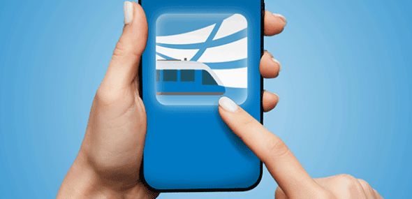 Hände bedienen die Smartphone-App der Bentheimer Eisenbahn AG mit Zug-Symbol