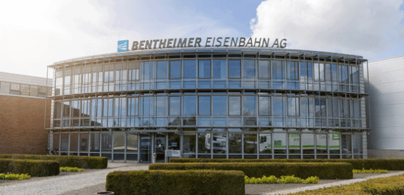 Modernes Firmengebäude der Bentheimer Eisenbahn AG mit Glasfront und gepflegtem Eingang