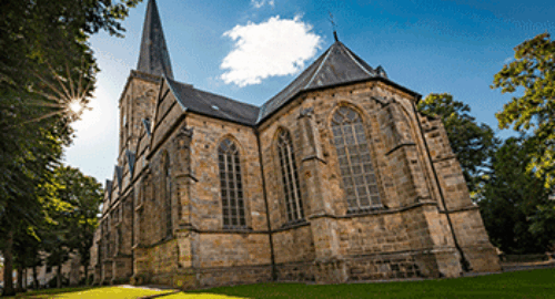 Historische Kirche aus Stein mit markantem Turm und gotischer Architektur