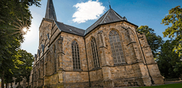 Historische Kirche aus Stein mit markantem Turm und gotischer Architektur