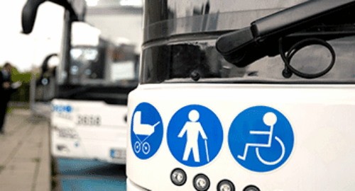 Symbole für barrierefreies Reisen an einem modernen Niederflurbus der Bentheimer Eisenbahn AG