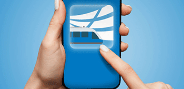 Hände bedienen die Smartphone-App der Bentheimer Eisenbahn AG mit Zug-Symbol