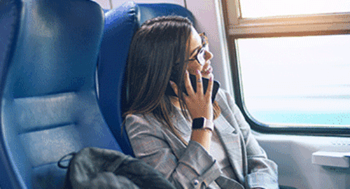 Fahrgäste telefonieren entspannt während einer Zugfahrt im modernen Regionalzug