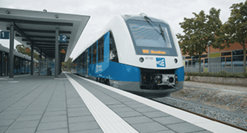 Blau-weißer Regionalzug der Bentheimer Eisenbahn AG an einem modernen Bahnsteig