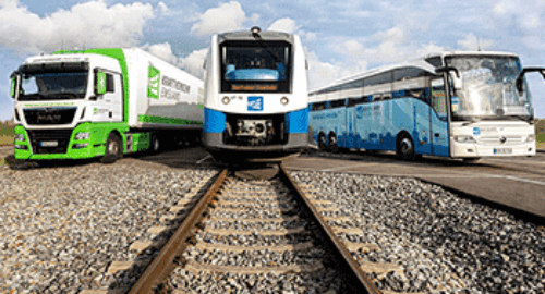 Moderne Fahrzeugtechnik der Bentheimer Eisenbahn AG mit Lkw, Zug und Reisebus auf einem Betriebsgelände
