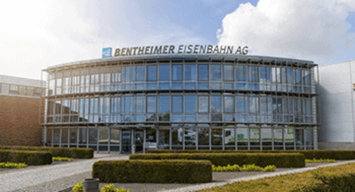 Modernes Firmengebäude der Bentheimer Eisenbahn AG mit Glasfront und gepflegtem Eingang